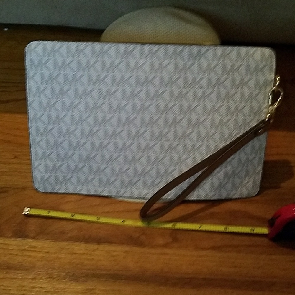 Clutch - Picture 2 of 5